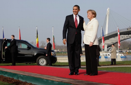 Bundeskanzlerin Angela Merkel begrüßt den US-amerikanischen Präsidenten Barack Obama vor der Rheinbrücke in Kehl zum Nato-Gipfel