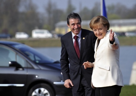 Bundeskanzlerin Angela Merkel begrüßt den dänischen Premierminister Anders Fogh Rasmussen vor der Rheinbrücke in Kehl zum Nato-Gipfel