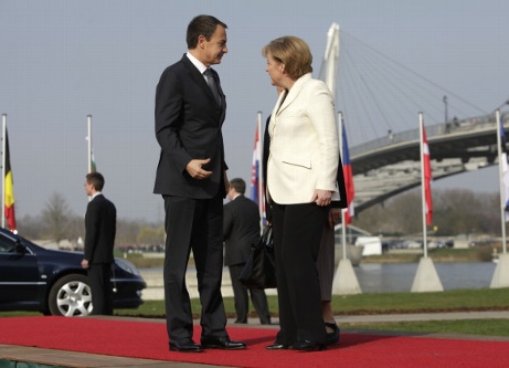 Bundeskanzlerin Angela Merkel begrüßt den spanischen Ministerpräsidenten Jose Luis Rodriguez Zapatero vor der Rheinbrücke in Kehl zum Nato-Gipfel