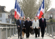 Bundeskanzlerin Angela Merkel geht mit den Staats-und Regierungschefs der Nato-Mitgliedstaaten über die Passerelle