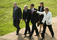 Bundeskanzlerin Angela Merkel geht mit den Staats-und Regierungschefs der Nato-Mitgliedstaaten zur Passerelle
