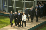 Bundeskanzlerin Angela Merkel geht mit den Staats-und Regierungschefs der Nato-Mitgliedstaaten zur Passerelle