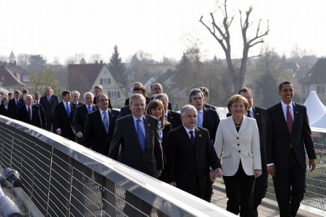 Bundeskanzlerin Angela Merkel geht mit den Staats- und Regierungschefs der Nato-Mitgliedsstaaten über die Passerelle (Rheinbrücke)