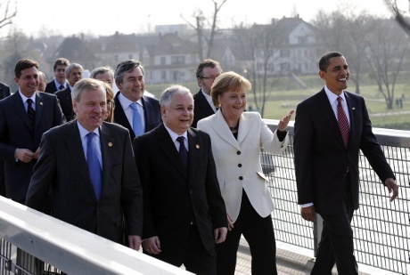Bundeskanzlerin Angela Merkel geht mit den Staats- und Regierungschefs der Nato-Mitgliedsstaaten über die Passerelle (Rheinbrücke)