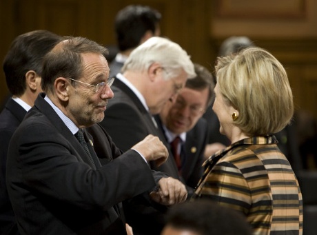 Working dinner of the foreign ministers at the NATO summit. left to right: Secretary of State Hillary Clinton (USA) and Javier Solana (EU). In the background Federal Foreign Minister Frank-Walter Steinmeier